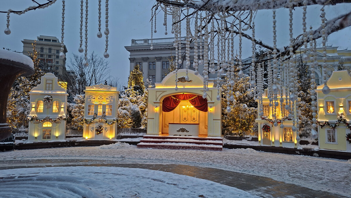 У Большого театра - ИРЭН@ .
