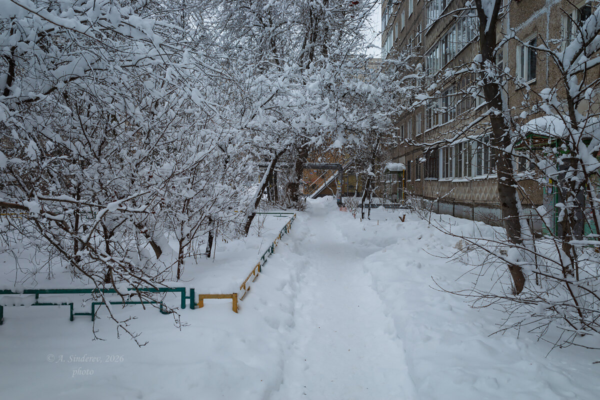 Снежный городской двор - Александр Синдерёв