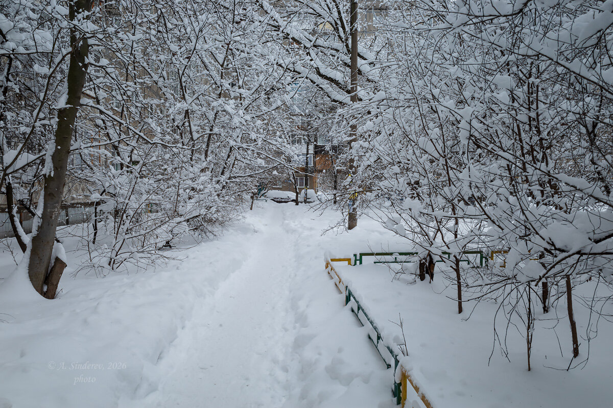 Заснеженный двор - Александр Синдерёв