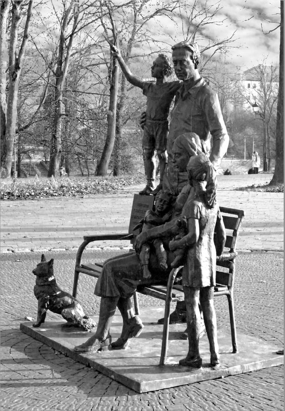 Счастливая семья - Сергей Карачин