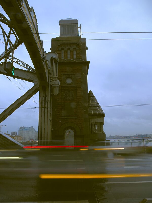 На Большеохтинском мосту - Магомед .