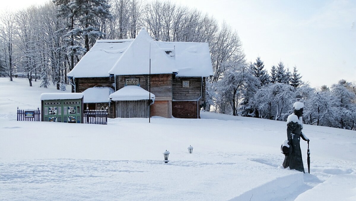 Памятник Марии Клавдиевны Тенишевой на фоне Теремка. - Милешкин Владимир Алексеевич 