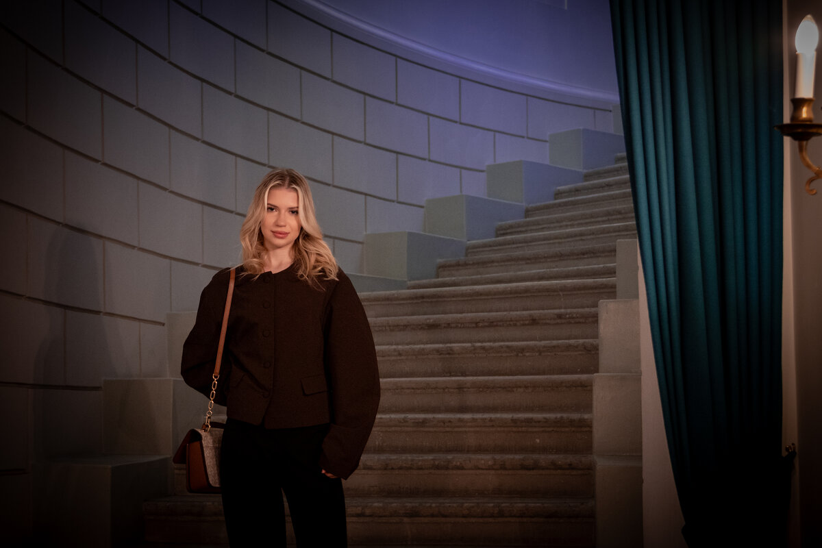 Девушка на фоне лестницы - Илья Шенгелия