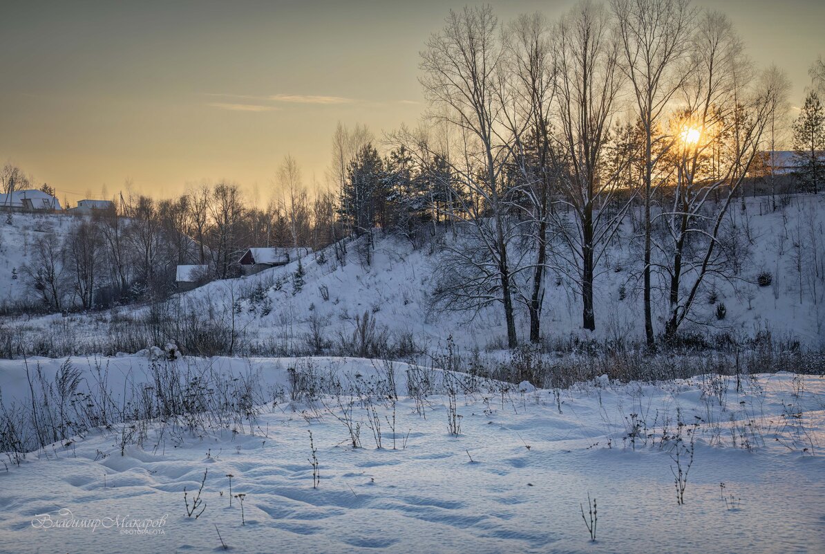 "Снежный зимний вечер у деревни"© - Владимир Макаров