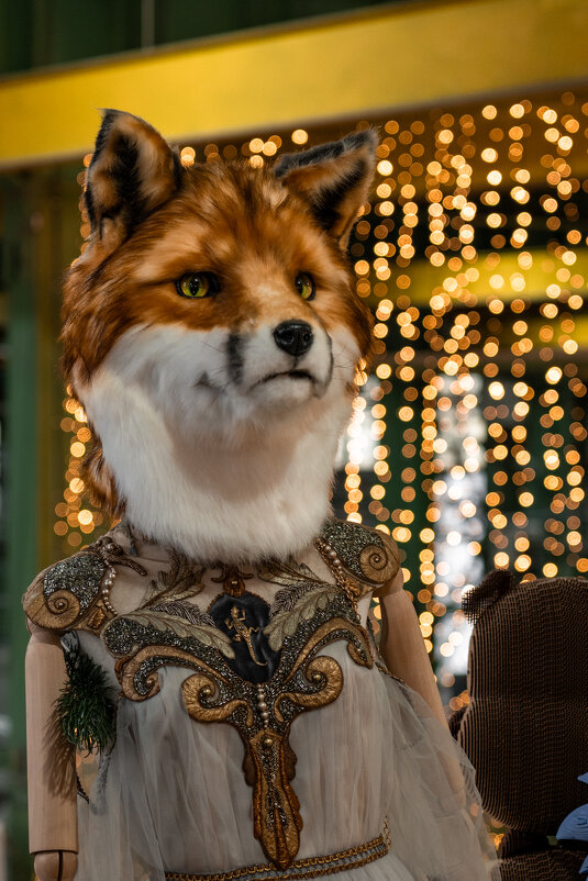 Чучело человека-лисы в магазине - Илья Шенгелия