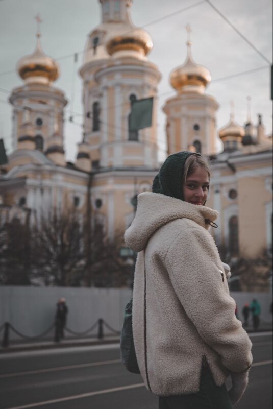 Девушка на фоне храма - Илья Шенгелия