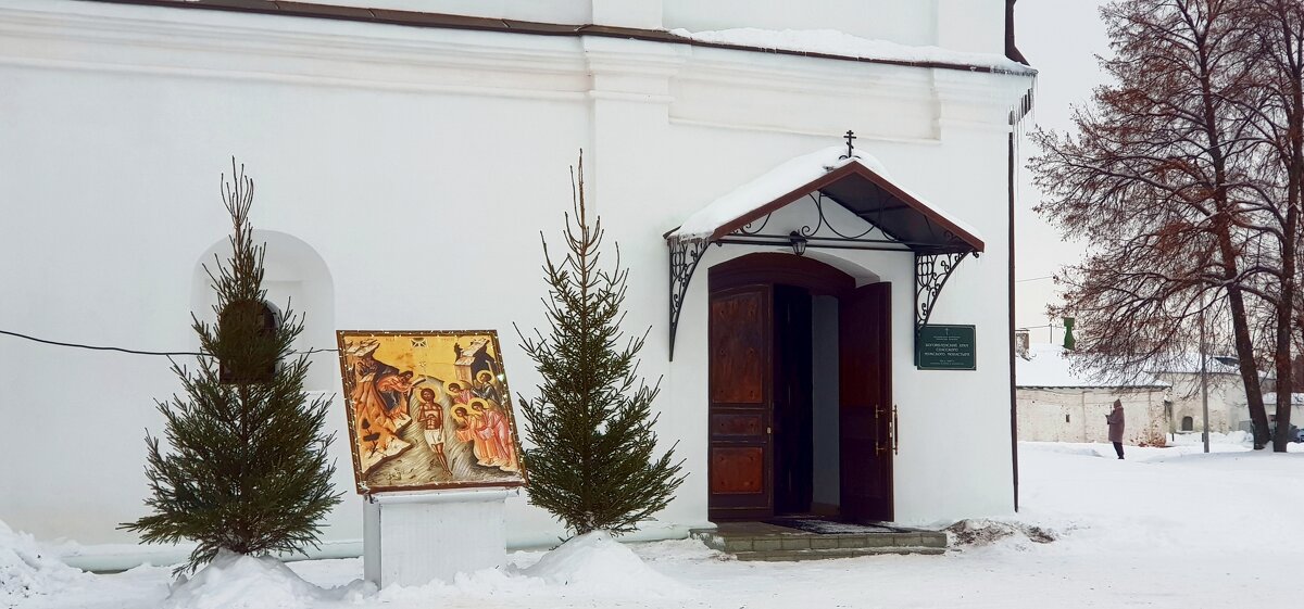 Икона у Богоявленского храма Спасского мужского монастыря - Galina Solovova