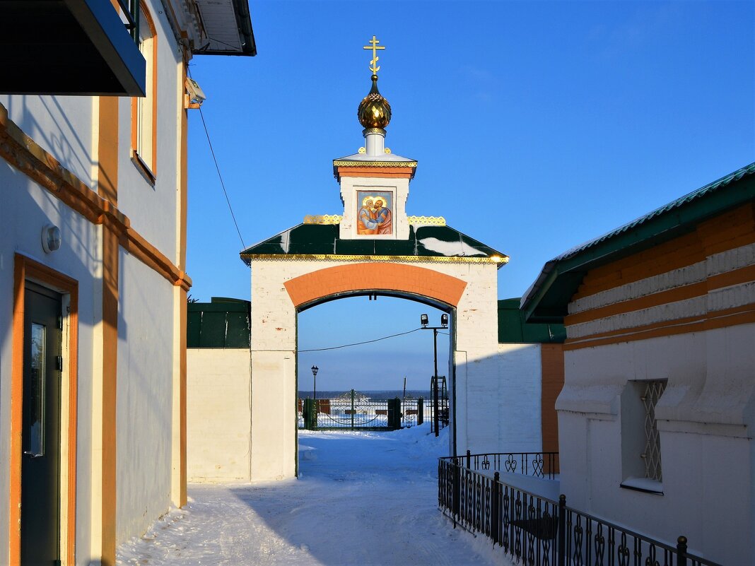 Чебоксары. Северные ворота Свято-Троицкого мужского монастыря. - Пётр Чернега