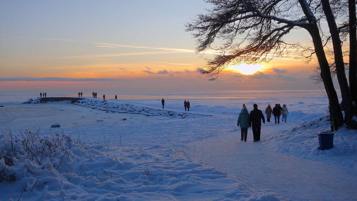 Прогуляться после праздничного застолья... - Sergey Gordoff
