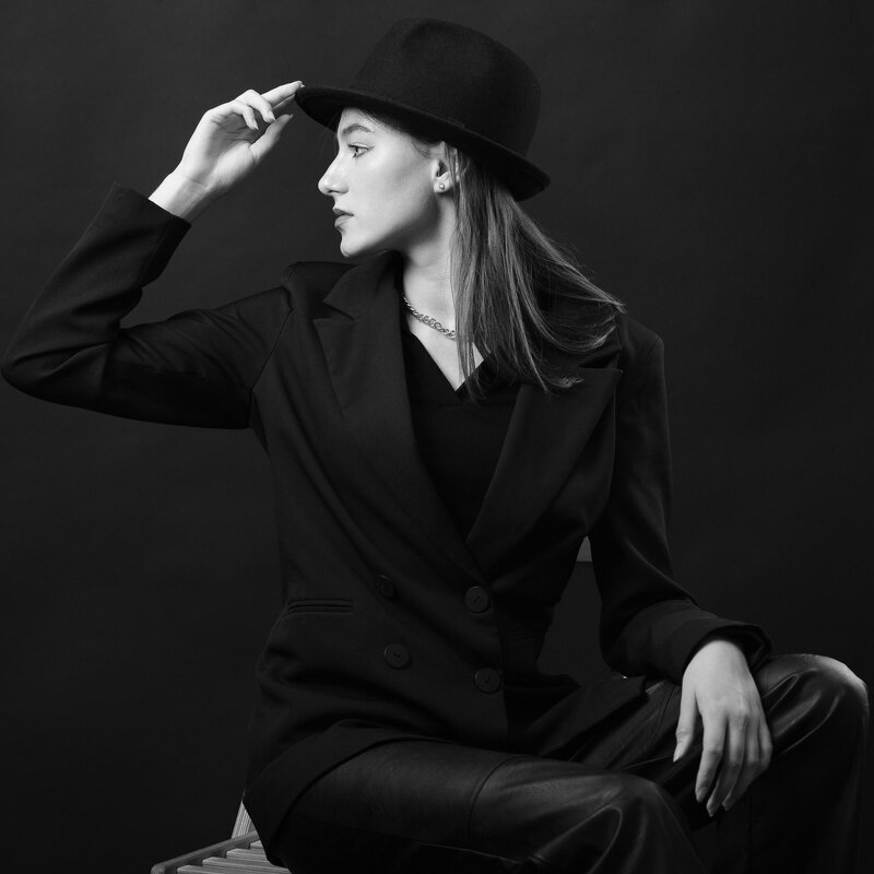 Студийный портрет девушки в шляпе - Иван Зиновьев