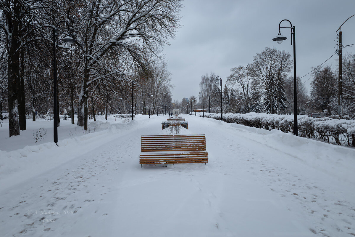 Лавочки в зимнем сквере - Александр Синдерёв