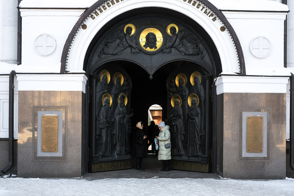 У храма... - Влад Никишин