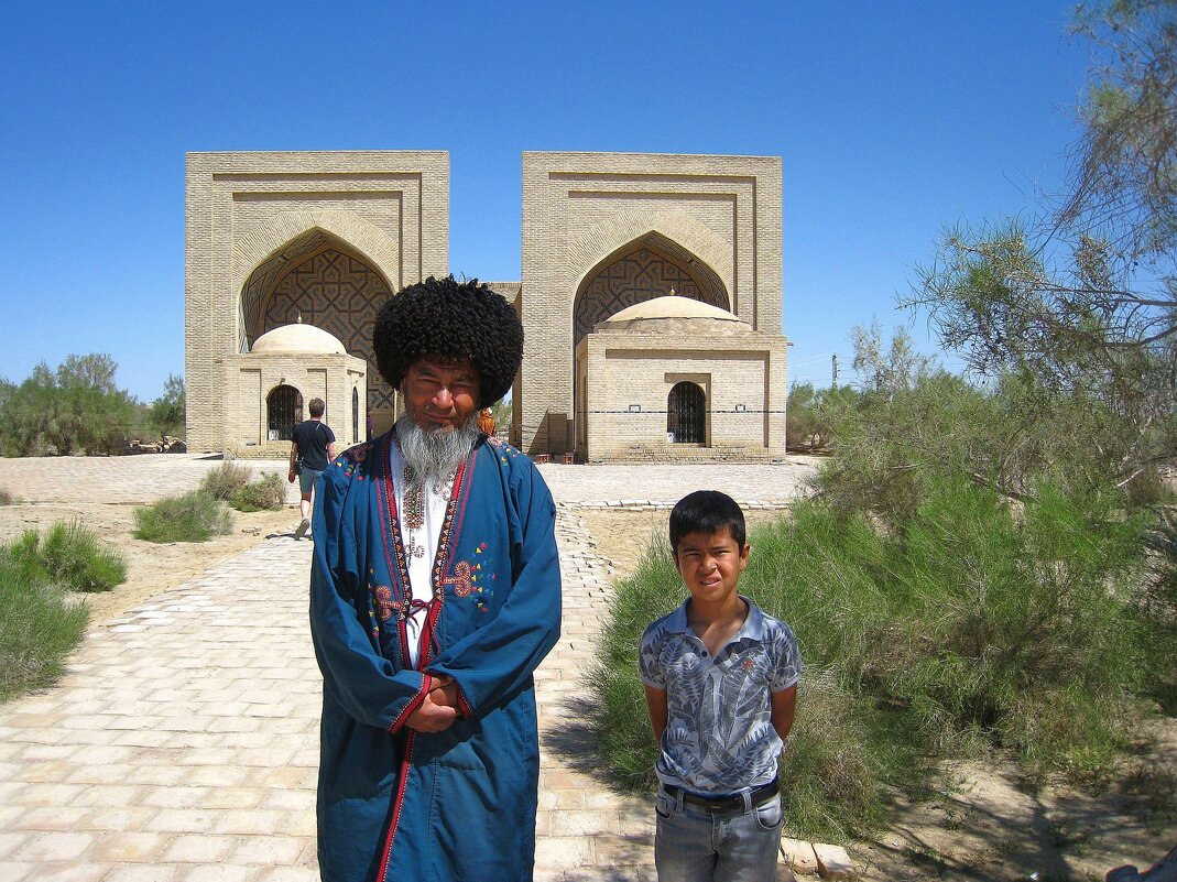 Туркменский мужчина в традиционной национальной одежде. - unix (Илья Утропов) Туркменский мужчина в традиционной национальной одежде. - unix (Илья Утропов)