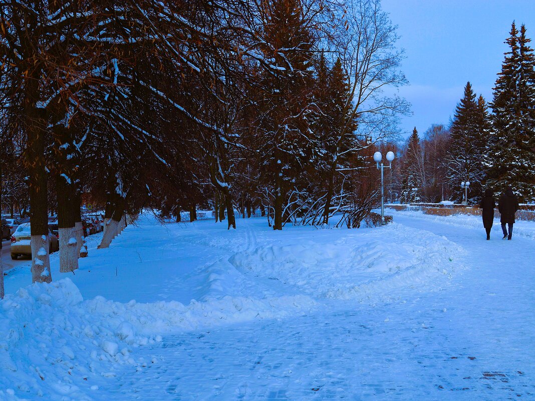 Чебоксары. Декабрьским днём у входа в сквер им. В. Чапаева. - Пётр Чернега Чебоксары. Декабрьским днём у входа в сквер им. В. Чапаева. - Пётр Чернега