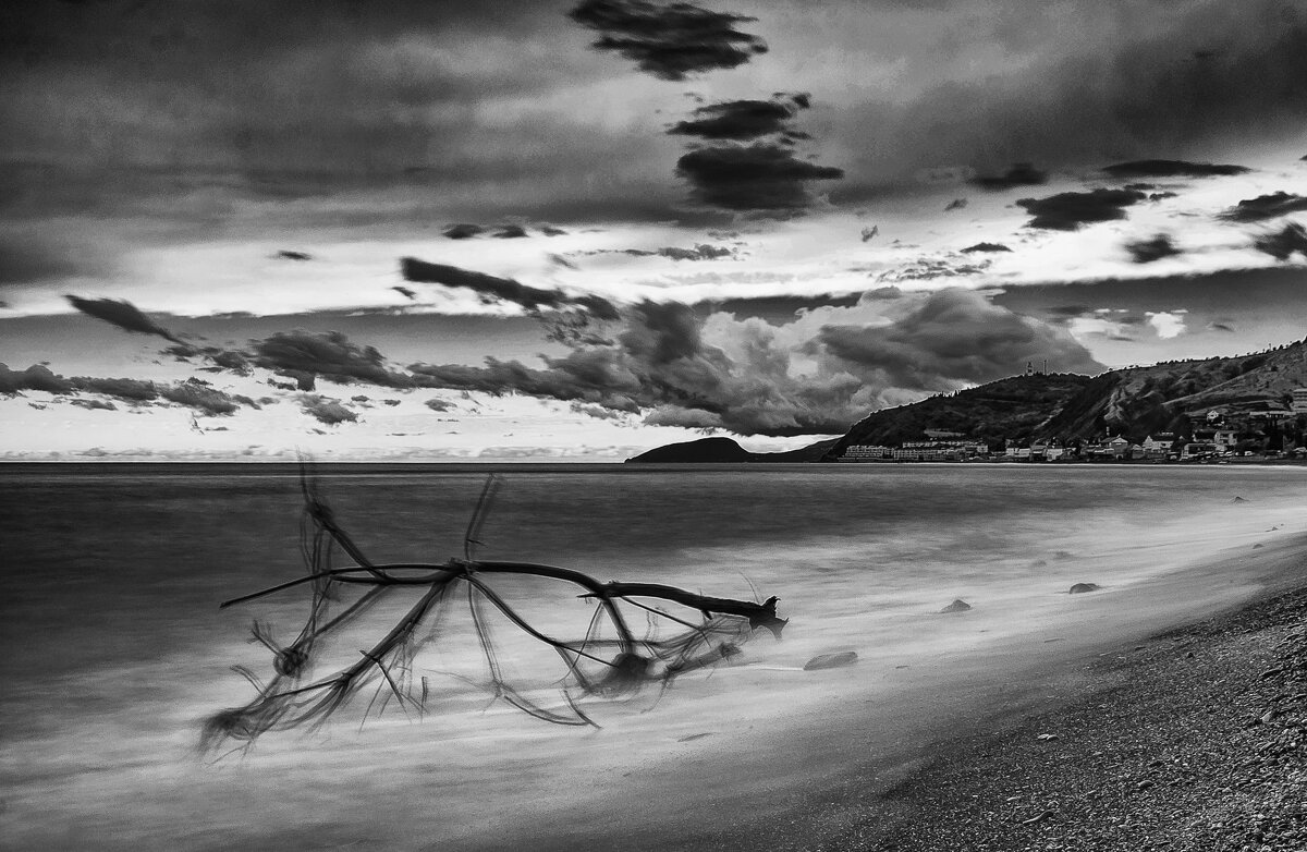 На берегу - Олег Загорулько