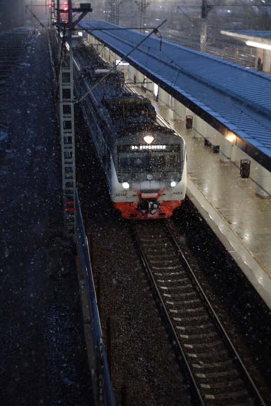 Снежный вечер на железнодорожном вокзале - Roman stories -