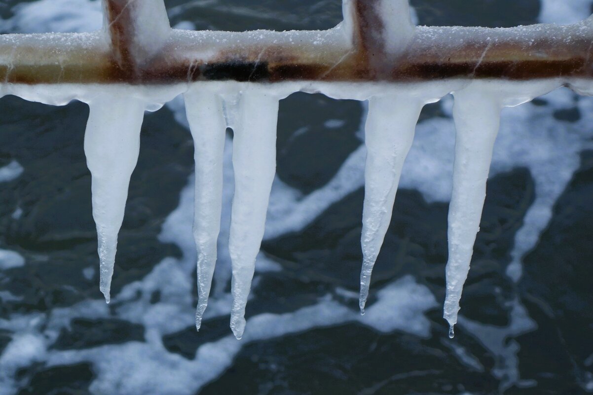 Ледяные сталактиты - Рита Симонова