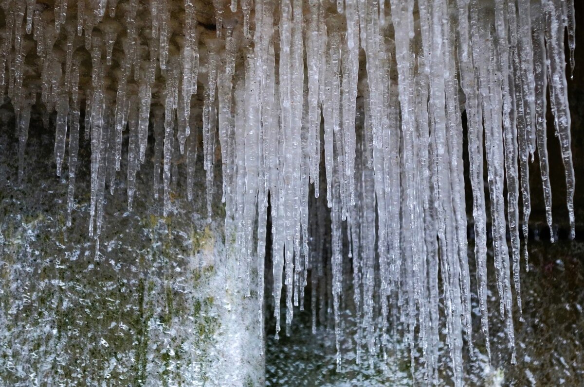 Ледяные сталактиты - Рита Симонова Ледяные сталактиты - Рита Симонова