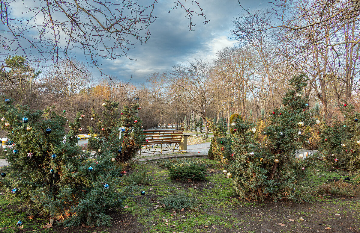 Послепраздничный интерьер парка - Юрий Яловенко Послепраздничный интерьер парка - Юрий Яловенко