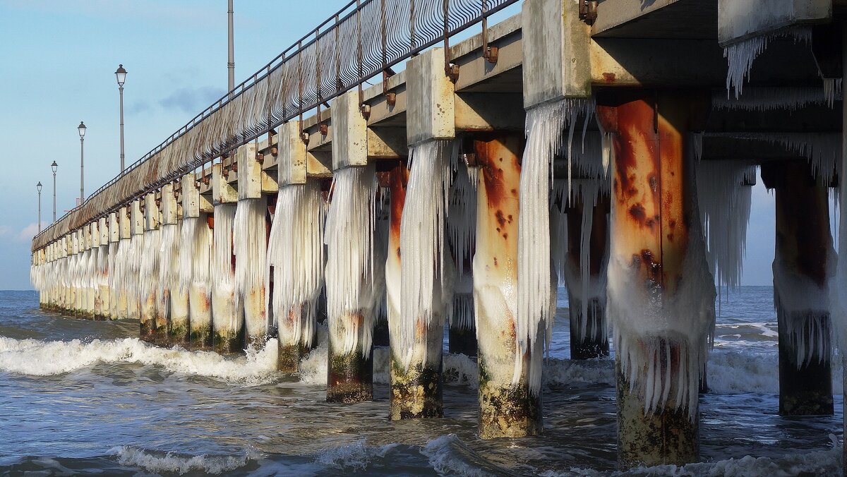 Ледяные сталактиты - Рита Симонова