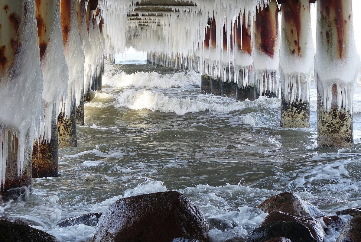 Море, волны, сосульки - Рита Симонова Море, волны, сосульки - Рита Симонова