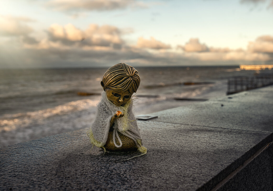 Русалка держащая в руках янтарь.. - Лилия .