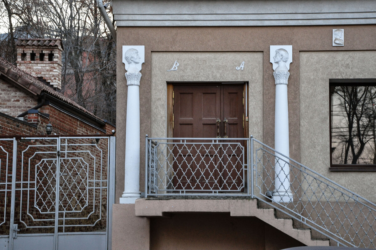 Фрагмент Дома братьев Гревцовых с их профилями - Татьяна Машошина