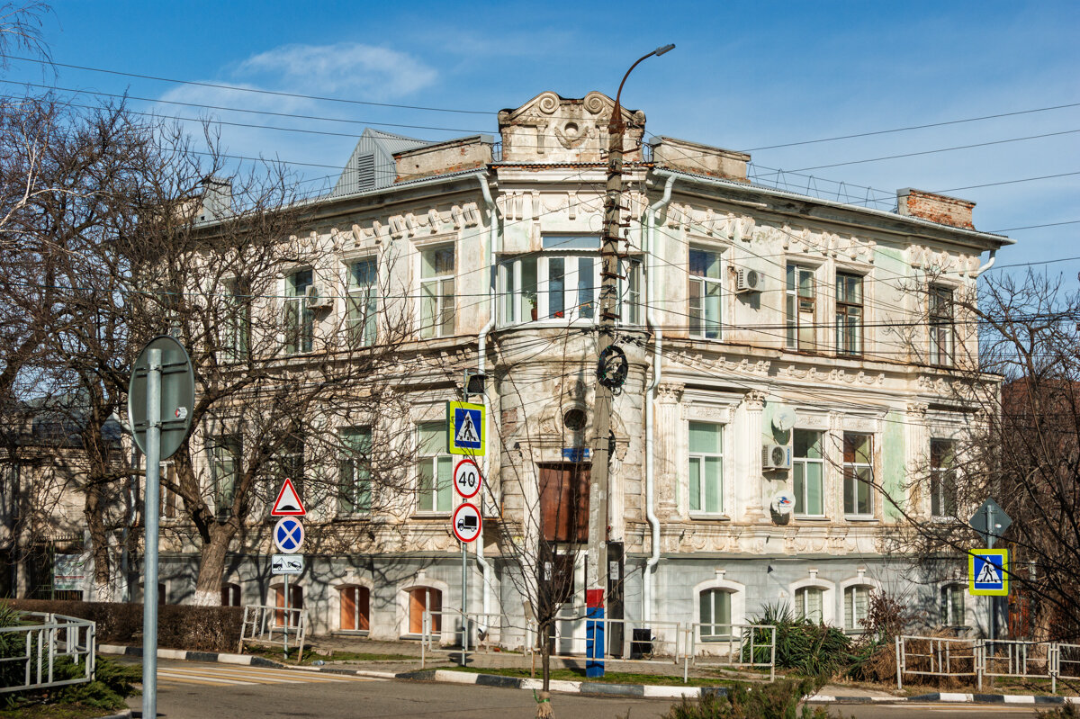 жилой дом врача П. Г. Кудрявцева (1888 г.) на улице Халтурина, 76/157, Армавир. - Игорь Сикорский жилой дом врача П. Г. Кудрявцева (1888 г.) на улице Халтурина, 76/157, Армавир. - Игорь Сикорский