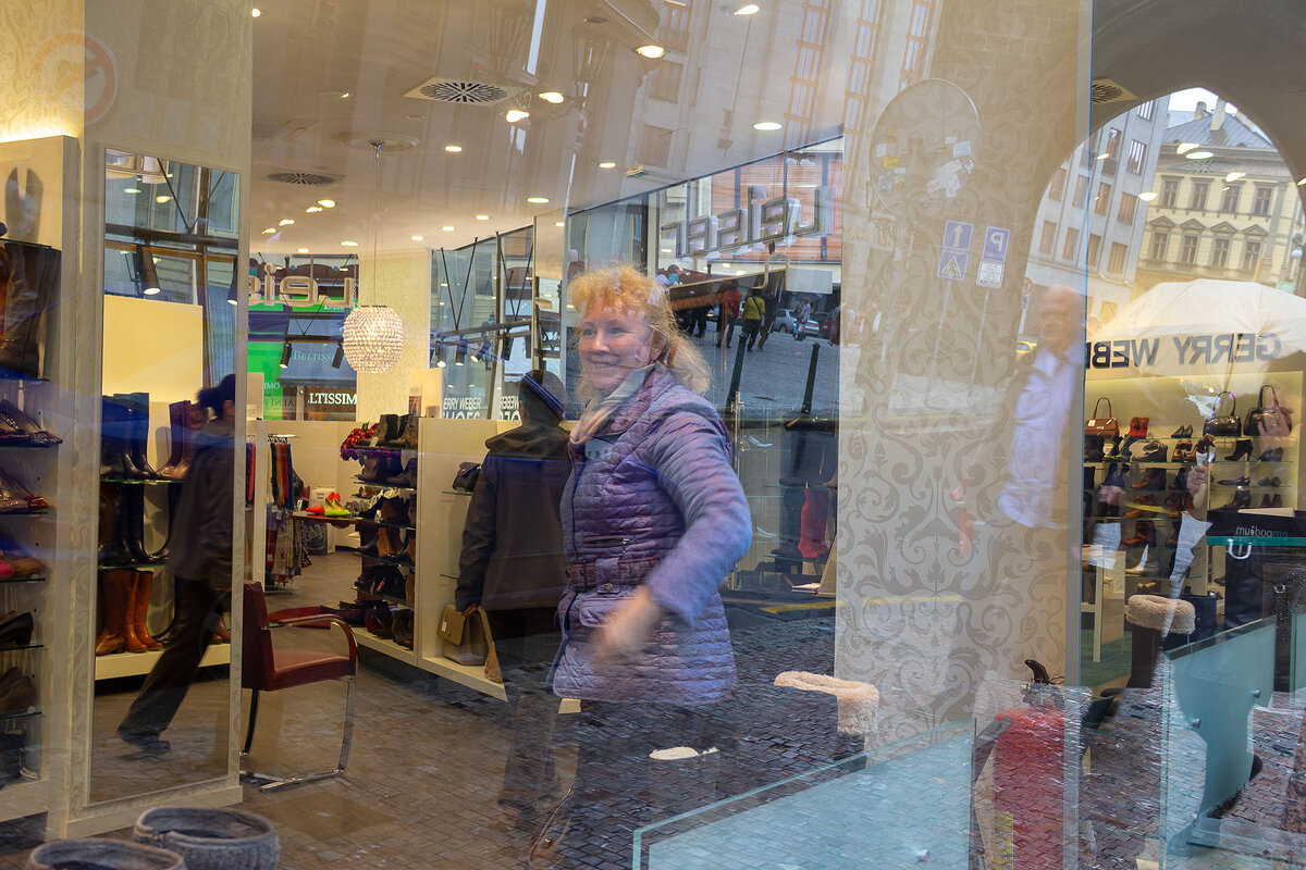 За витриной магазина. - Андрей Дурапов