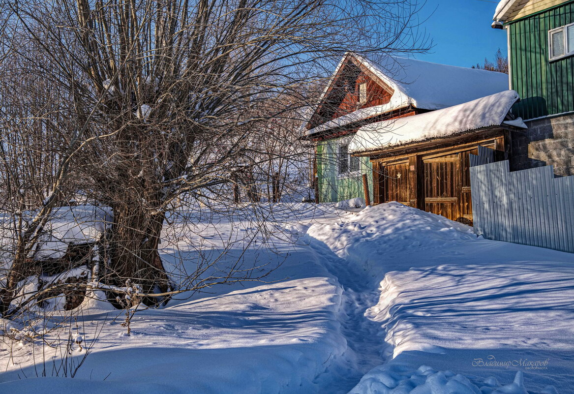 "По снежной тропке к старым воротам"© - Владимир Макаров "По снежной тропке к старым воротам"© - Владимир Макаров