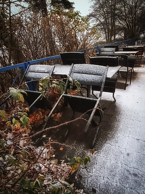 Настроение - грусть...Опустело летнее кафе... - Лилия *