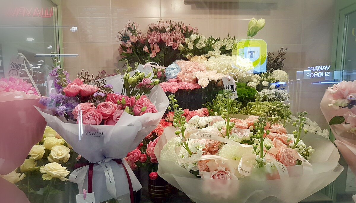 Цветы за витриной цветочного магазина - Galina Solovova