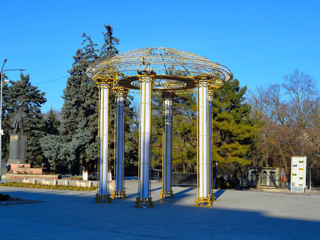 Ростов-на-Дону. Новогодняя ротонда у парка им. Горького. - Пётр Чернега