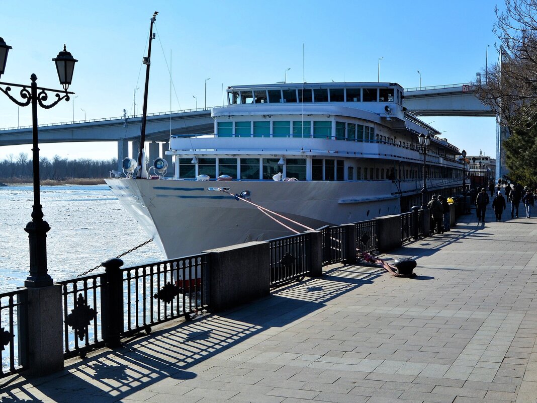Ростов-на-Дону. Пассажирский теплоход «Сергей Дягилев» у причала набережной им. Ушакова. - Пётр Чернега