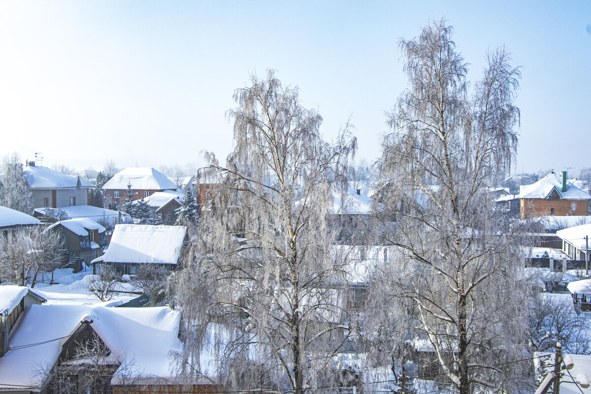 Две подружки, за окном, приодеты серебром. - Петр Беляков