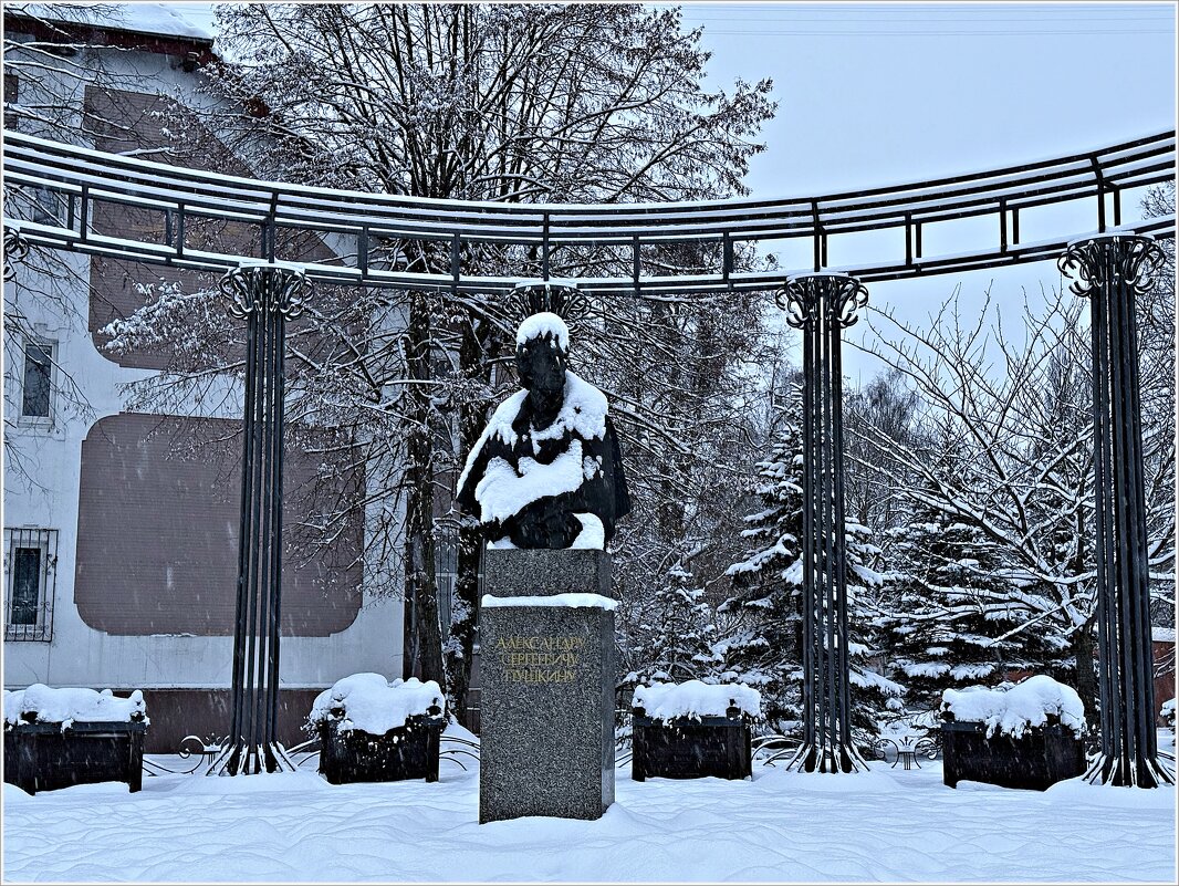 В Пушкинском сквере. - Валерия Комова