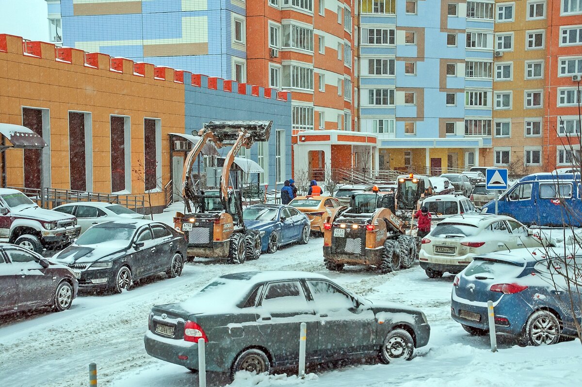 Мешают машины уборки снега во дворах - Валерий Иванович