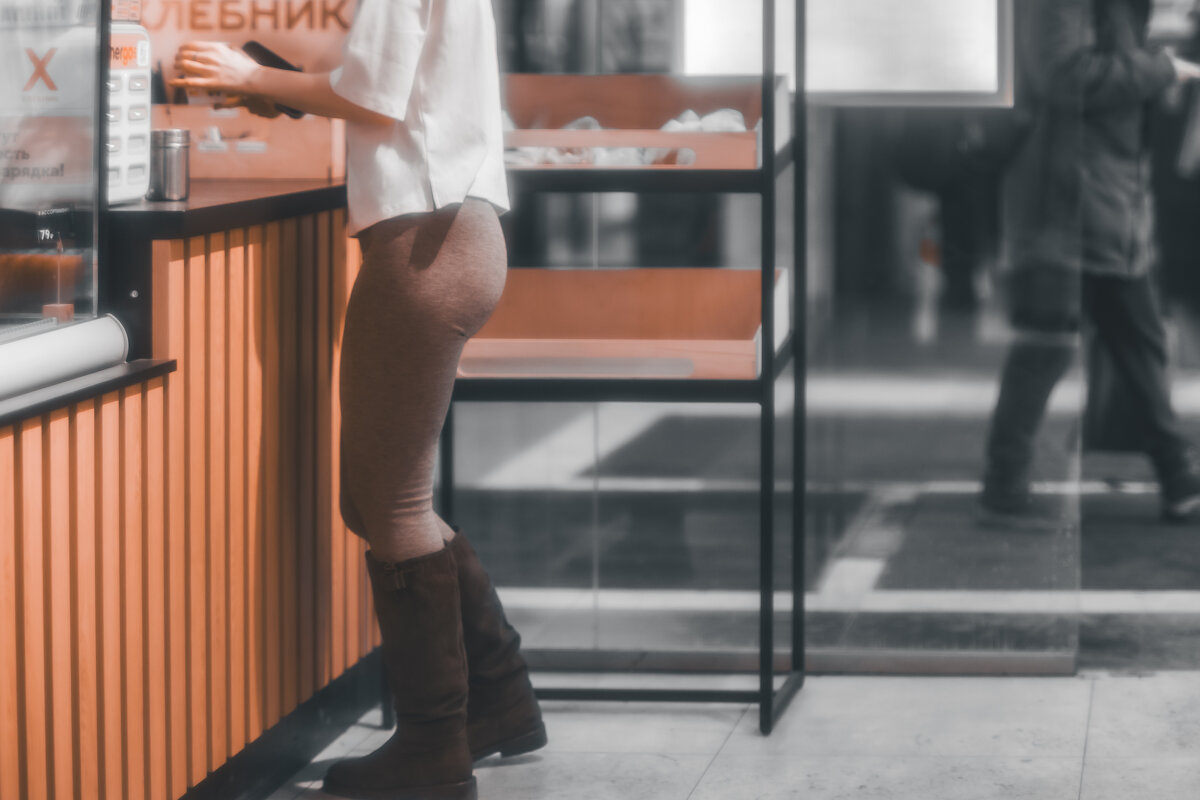 Девушка в кафе - Илья Шенгелия