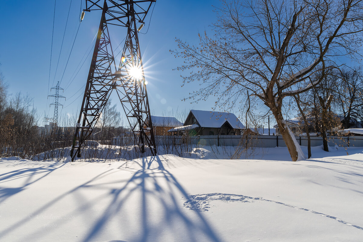Солнце в опоре электропередач - Александр Синдерёв