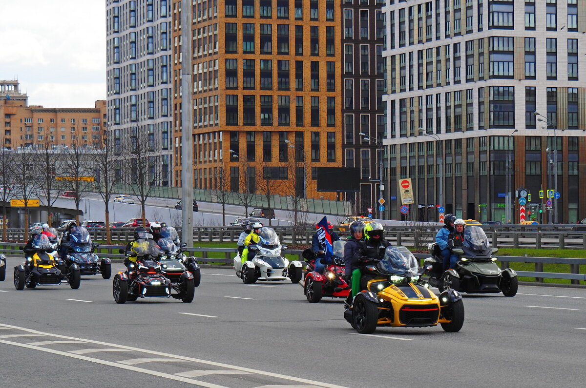 Участники мотопарада в Москве в 2022 на Ленинградском проспекте - Магомед .