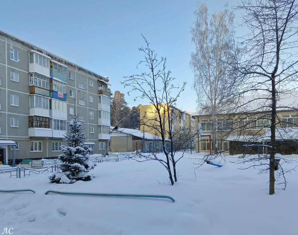 На окраине города - Любовь Сахарова