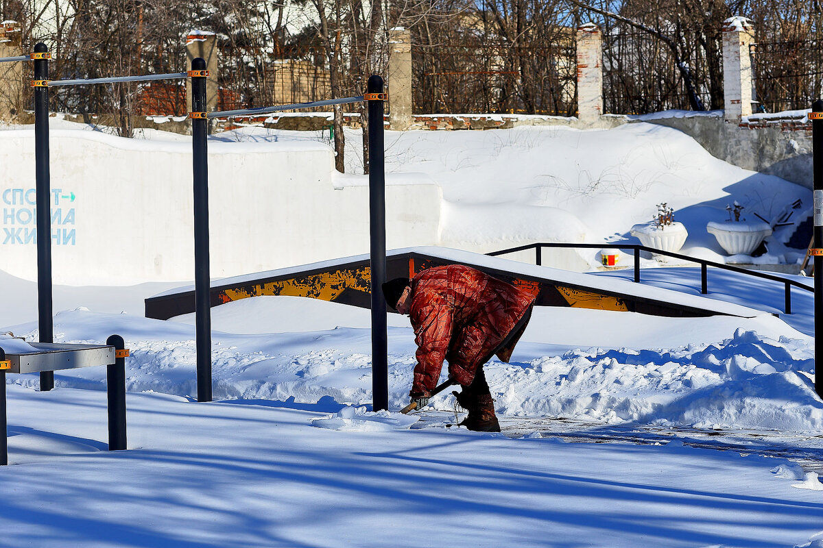 Уборка на спортплощадке - Юрий Гайворонскiий Уборка на спортплощадке - Юрий Гайворонскiий