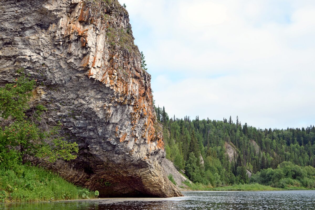 Скала нависла. - ВикТор Быстров