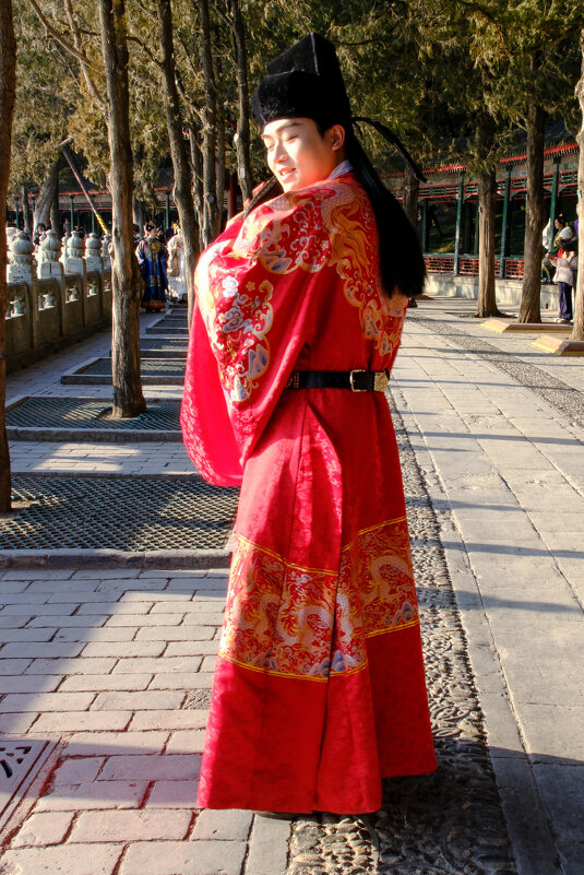 И мужчины тоже одевают традиционные костьюме - Георгий А И мужчины тоже одевают традиционные костьюме - Георгий А