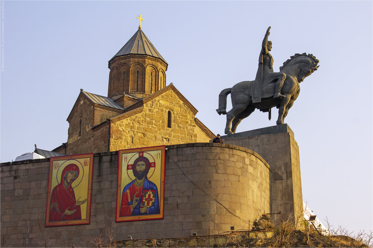 Визитная карточка Тбилиси - каменный всадник на высоком берегу Куры - Анастасия Северюхина