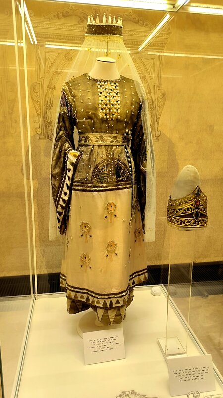 Костюмы из различных опер. - Ольга 