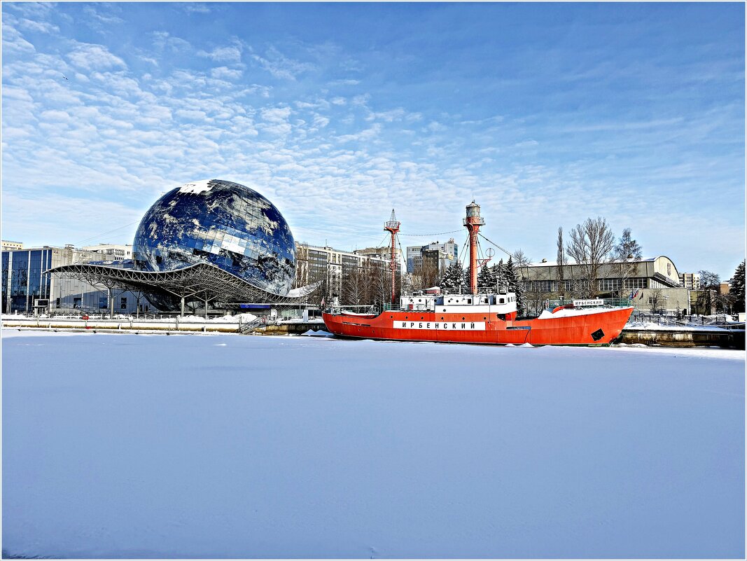 Вчера. Калининград.  Визитная карточка города Музей Мирового океана. Экспозиционный корпус. - Валерия Комова