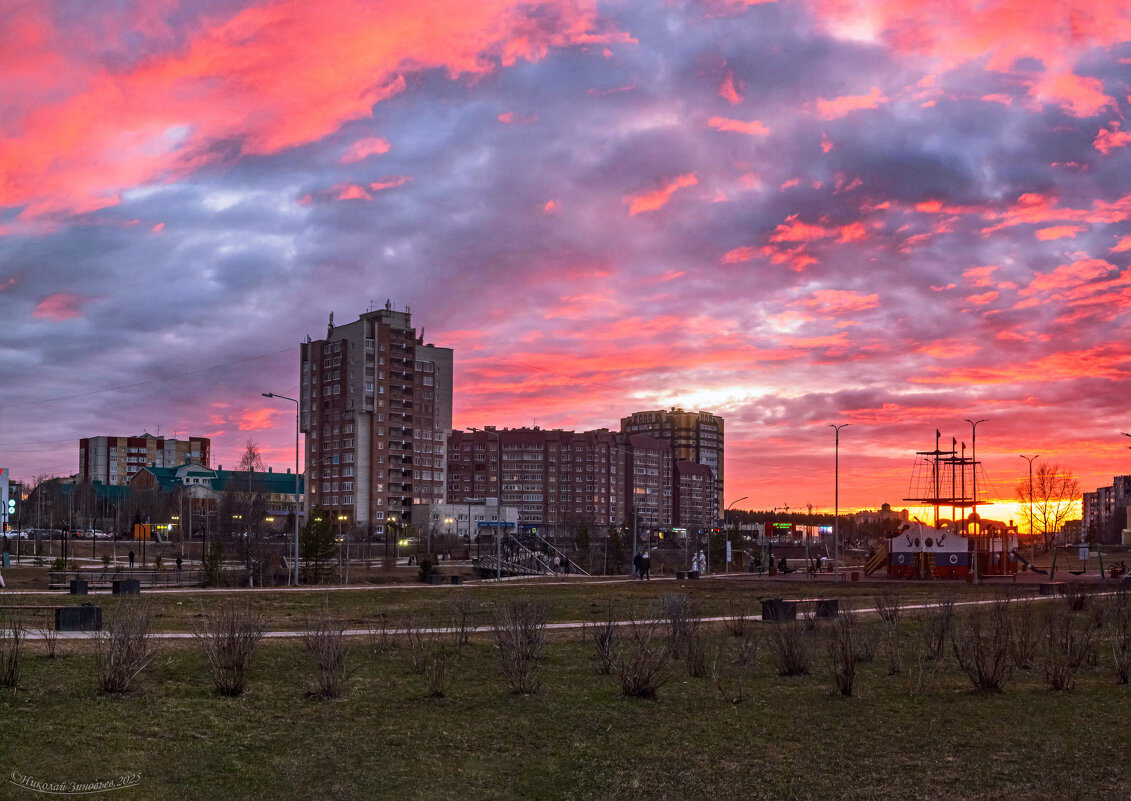 Ухта. Бывают такие необычные красные закаты над городом, как мазки яркой краски - Николай Зиновьев