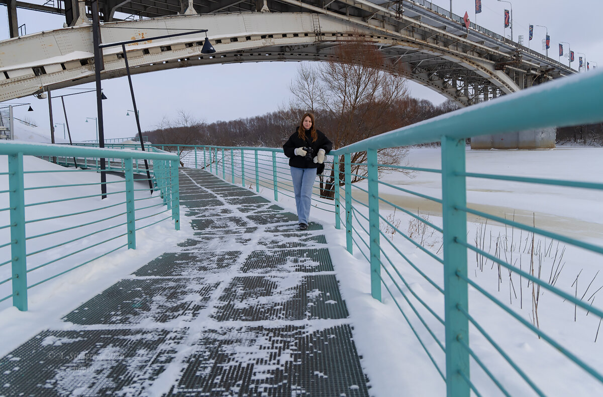 Девушка около Канавинского моста - Александр Синдерёв