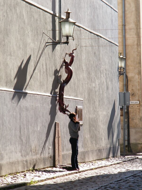 Дерзкое нападение водосточной трубы на человека. Клайпеда. - Константин Белоногов